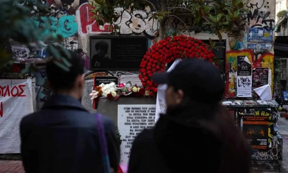 Εξάρχεια: Λουλούδια στο σημείο που δολοφονήθηκε ο Αλέξης Γρηγορόπουλος